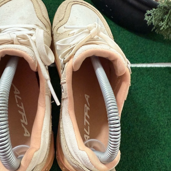 Altra Lone Peak  Alpine women’s Beige and Peach Athletic Shoes - Picture 5 of 10